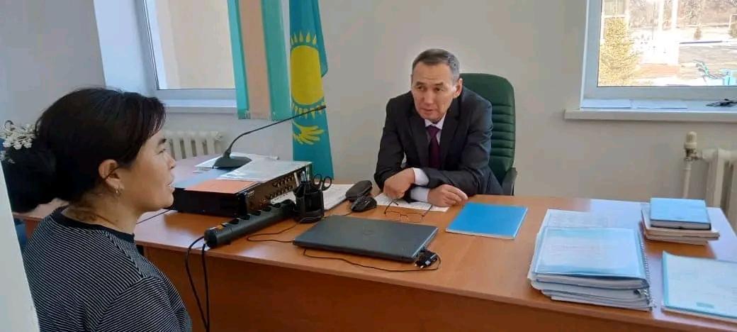 Тарас негізгі орта мектебінде 12 қаңтар күні "Директор сағаты" жобасы бойынша ата-ана Бимолданова Ұлжанмен мектеп директорының міндетін уақытша атқарушы Е.М Нугманов кездесу өткізді.