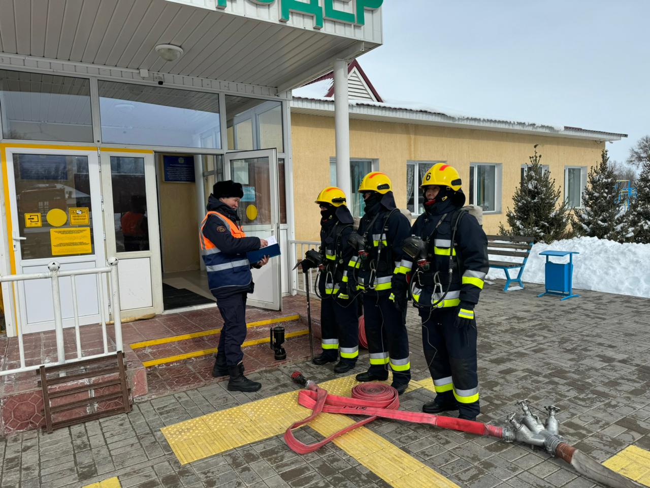 "Тарас негізгі орта мектебі"  КММ мектеп ұжымы оқушыларымен бірге, Республикалық оқу-жаттығу шеңберінде, Азаматтарды қорғау саласында жаттығулар өткізді, жаттығу кезінде төтенше жағдайда мұғалімдер мен оқушыларды қауіпсіз аймаққа шығару жүргізді.