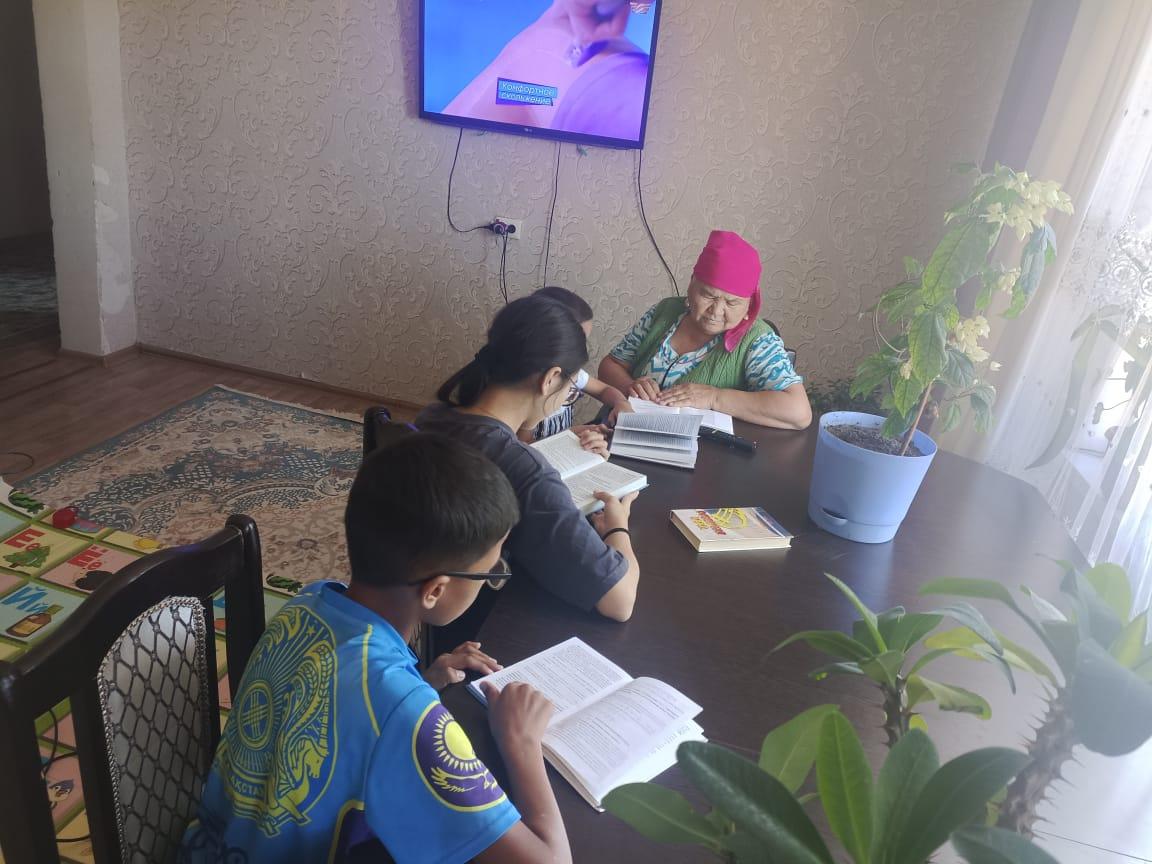 Тарас негізгі орта мектебі,мектепке дейінгі шағын орталығымен коммуналдық мемлекеттік мекемесі." Отбасым- Мақтанышым" акциясын өткізу туралы ережеге сай қыркүйек айының 12 күні  оқушылар мен ата-аналар арасында кітап оқудан акция ұйымдастырылды.