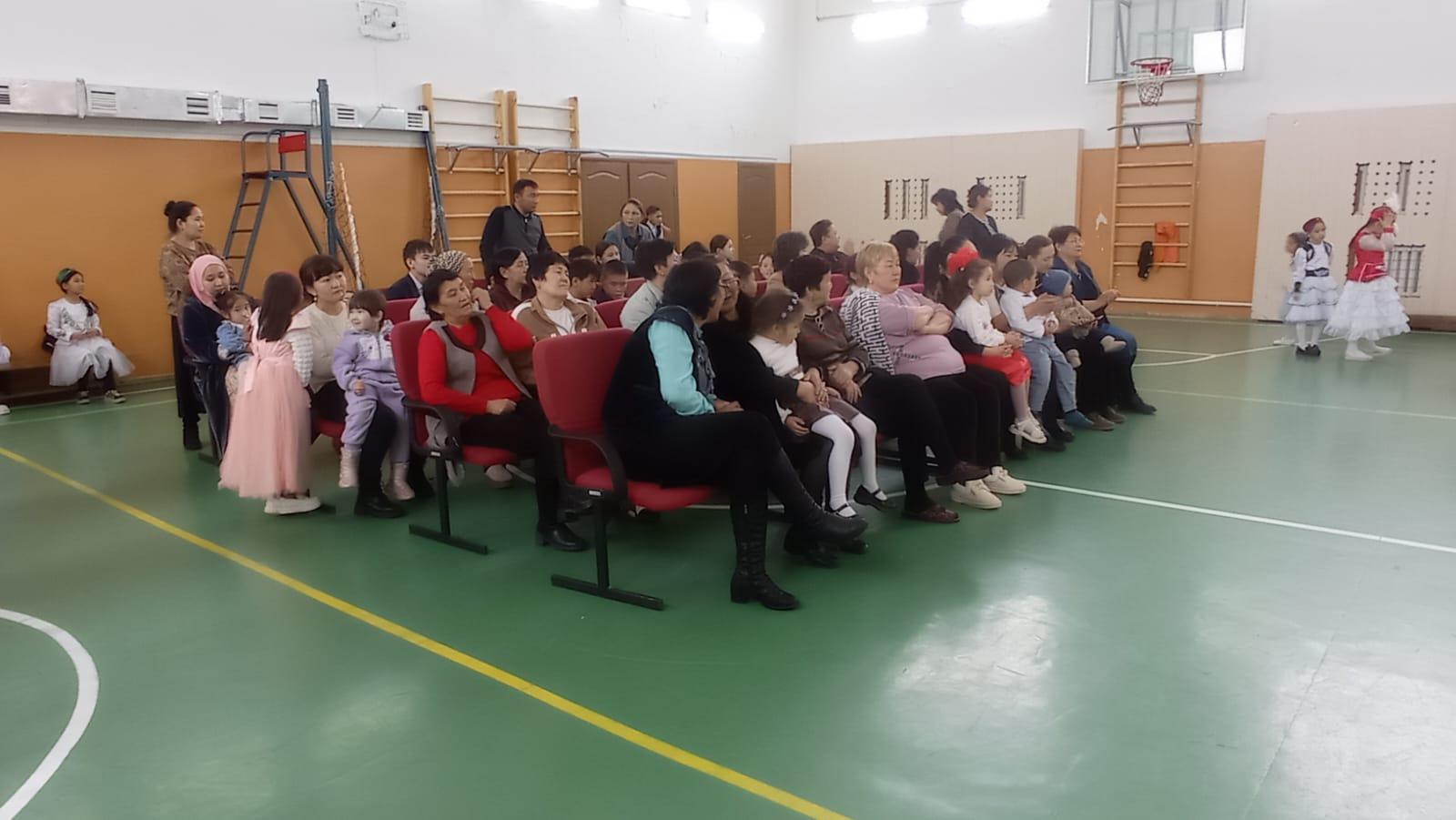 "Тарас негізгі орта мектебі,мектепке дейінгі шағын орталығымен" коммуналдық мемлекеттік мекемесі. 2025 жылдың 7 наурыз күні Тарас негізгі орта мектебінде 8 наурыз- Халықаралық әйелдер күні мерекесіне орай мектеп оқушыларымен меркелік іс-шара өтті