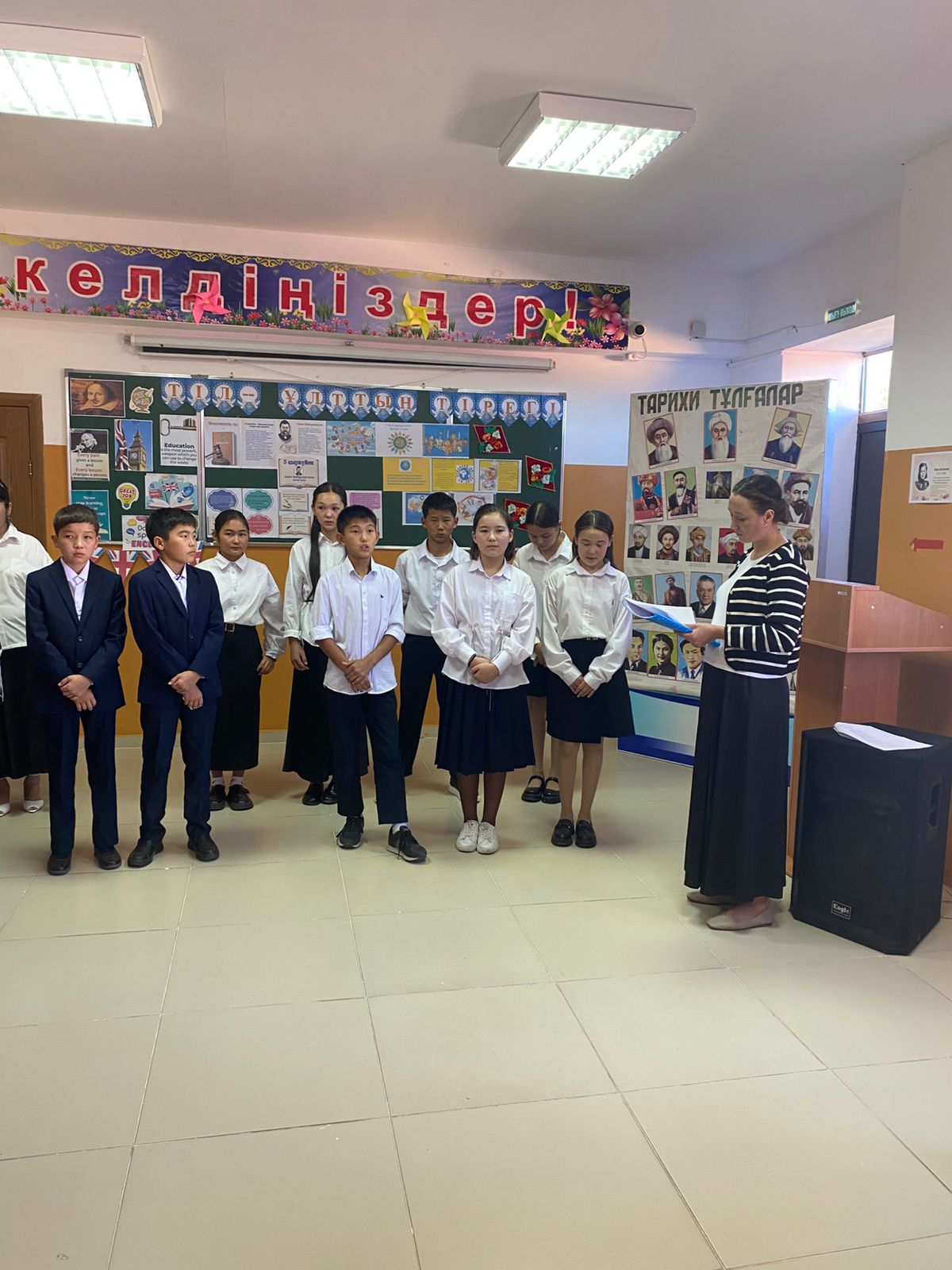 "Тарас негізгі орта мектебі, мектепке дейінгі шағын орталығымен "коммуналдық мемлекеттік мекемесінде "Тілдер мерекесі" аталып өтілді оқушыларды ЖИ көмегімен жасалған ойынмен қызықты бастап ары қарай үш тілде тапсырмалар мен жалғастырды.